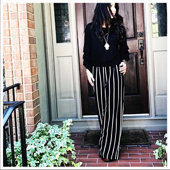 ✨LAST ONE✨Black tie back top - Picture 2 of 8